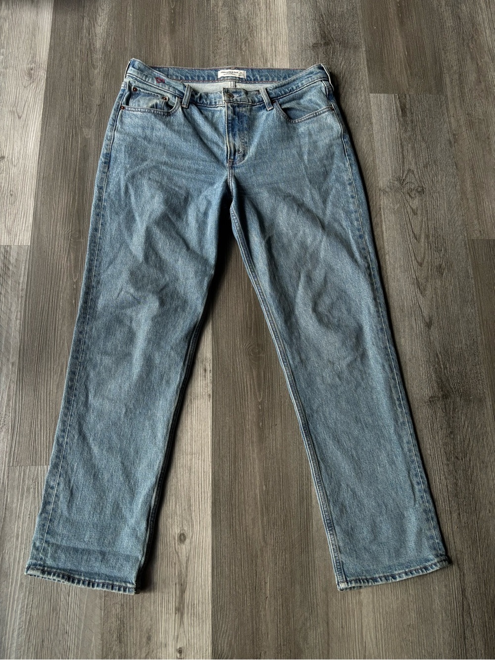 Abercrombie & Fitch Women’s 90’s Mid-Rise Straight-Leg Jeans with Red heart